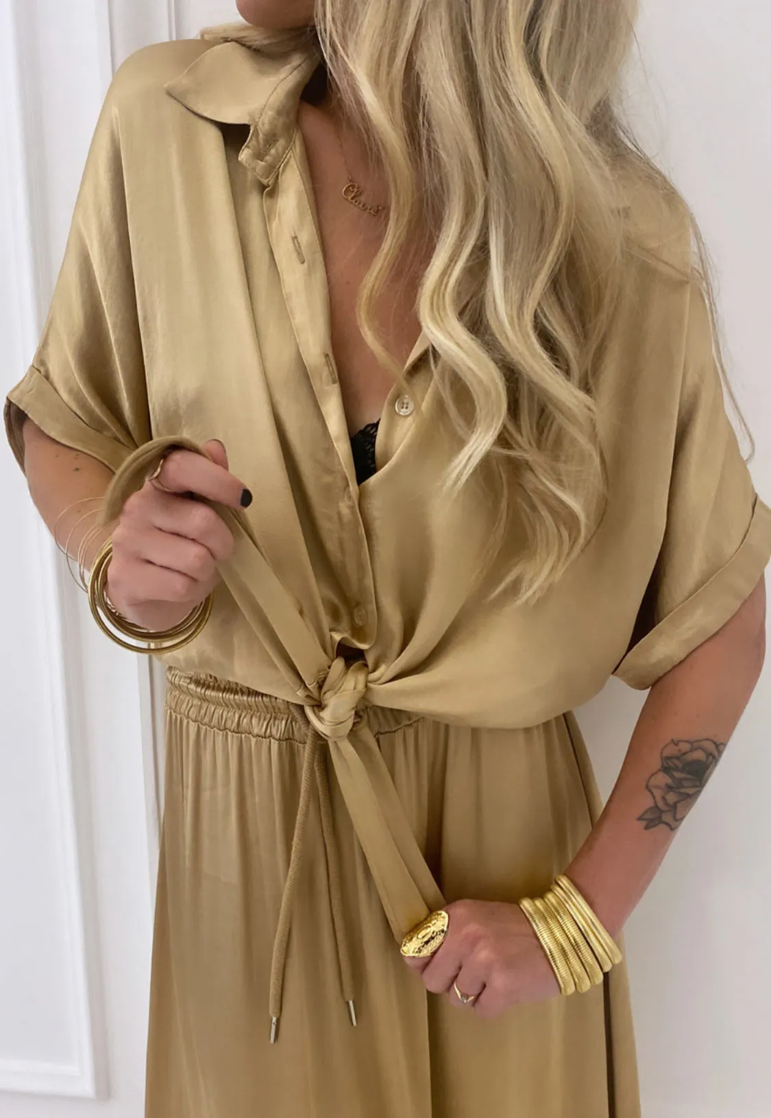 Chemise beige satinée manches courtes à noeud