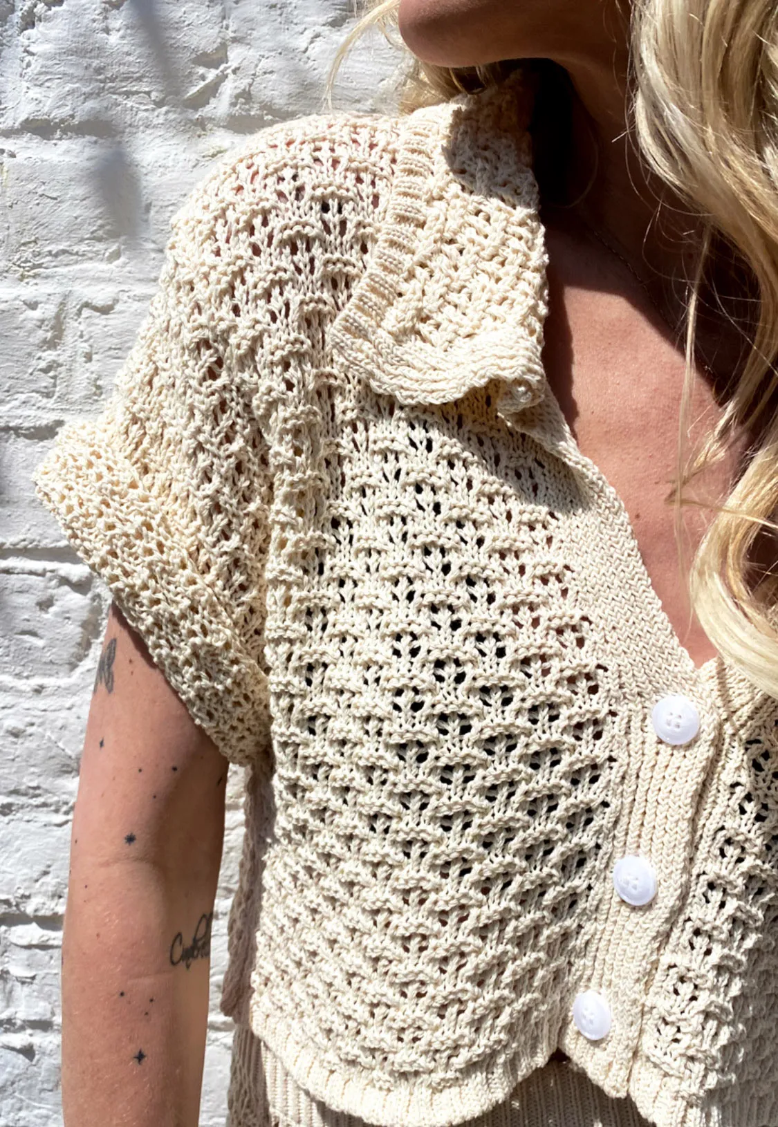 Ensemble en crochet beige chemise et jupe