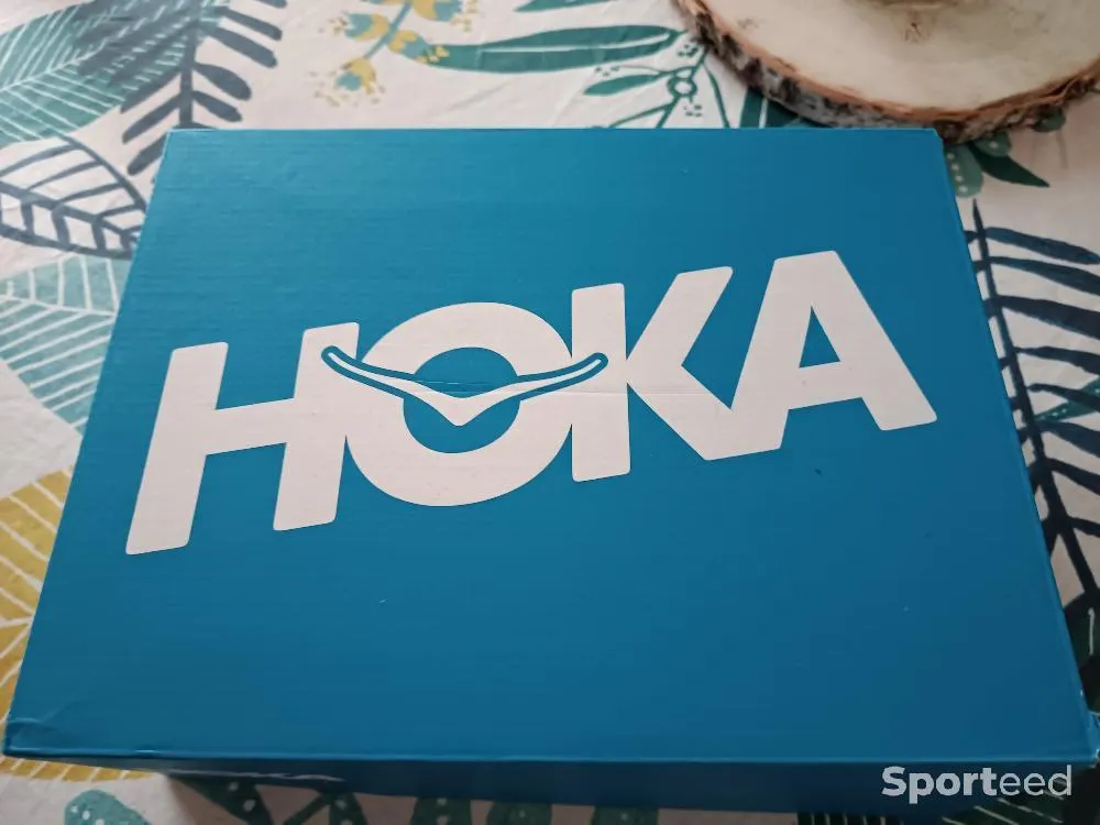 Paire de chaussures de running femme HOKA  neuf Ajouté le : 27/11/2022